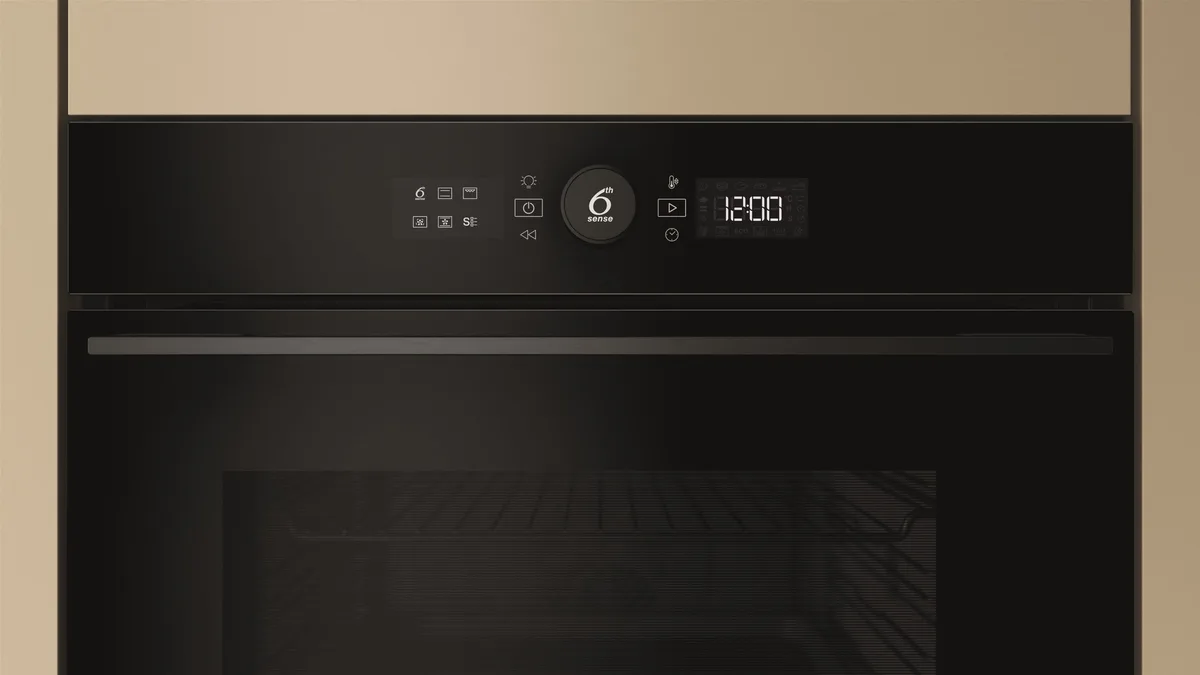 Электрический духовой шкаф Whirlpool, 73 л, класс энергопотребления A+, с дисплеем, конвекцией и телескопическими направляющими, черного цвета