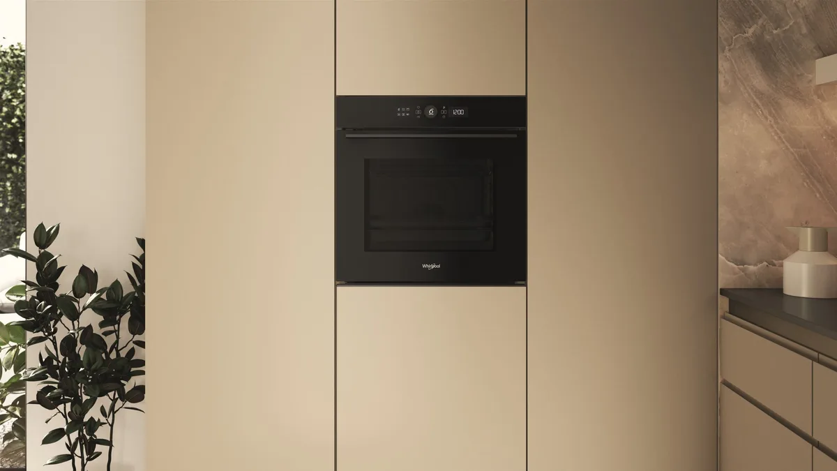 Электрический духовой шкаф Whirlpool, 73 л, класс энергопотребления A+, с дисплеем, конвекцией и телескопическими направляющими, черного цвета