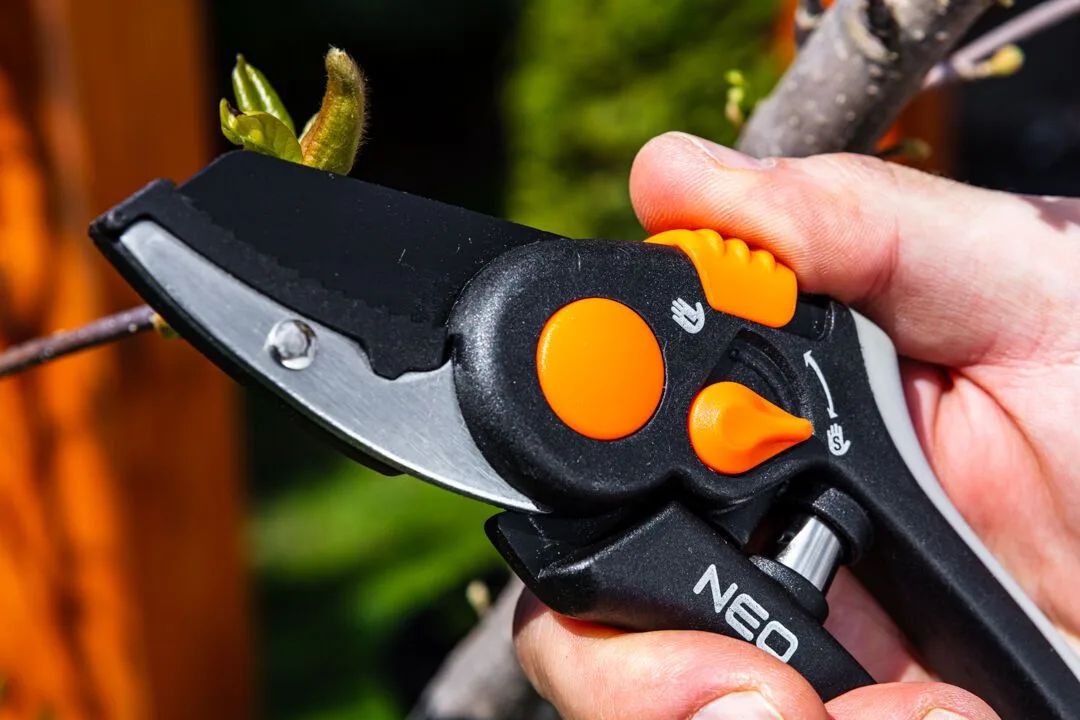 Секатор з контактним механізмом Neo Tools, діаметр різу 18 мм, довжина 200 мм, вага 240 г.