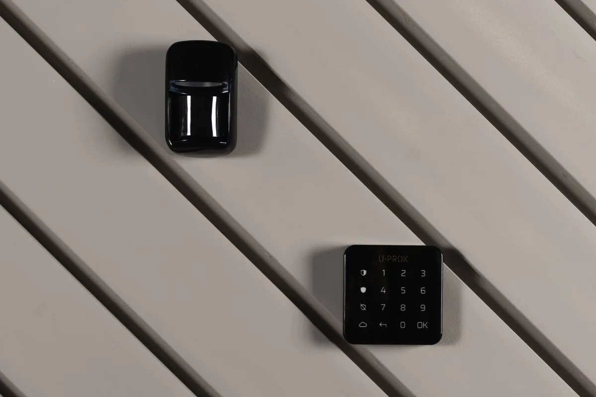 Датчик руху та розбиття скла типу "штора" U-Prox PIR Combi VB Black, бездротовий, чорний