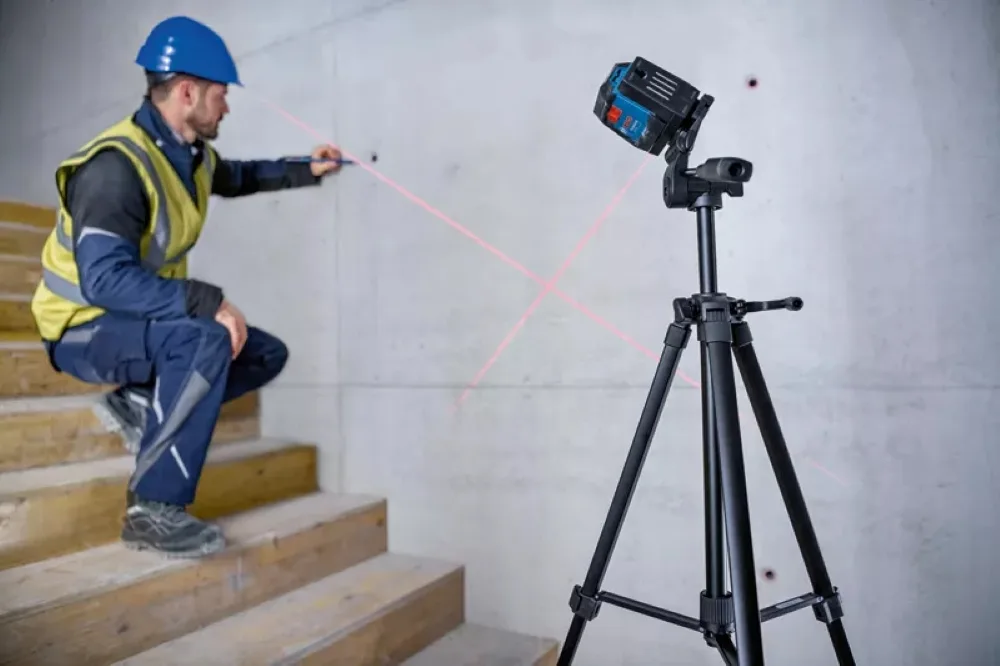 Нівелір лазерний Bosch Professional червоний промінь до 12м 0.3мм/м для будівництва і ремонту лазерний рівень
