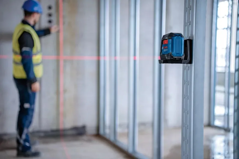 Нівелір лазерний Bosch Professional червоний промінь до 12м 0.3мм/м для будівництва і ремонту лазерний рівень