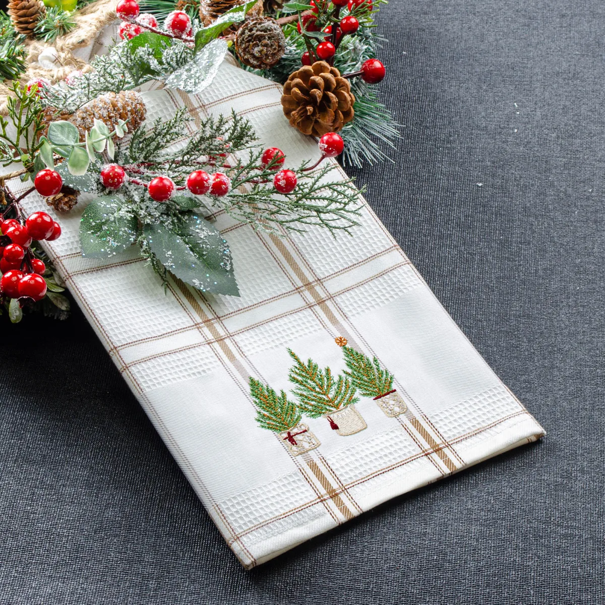 Рушник вафельний Home Line 100% бавовна 45х70 см коричневий з вишивкою ялинки