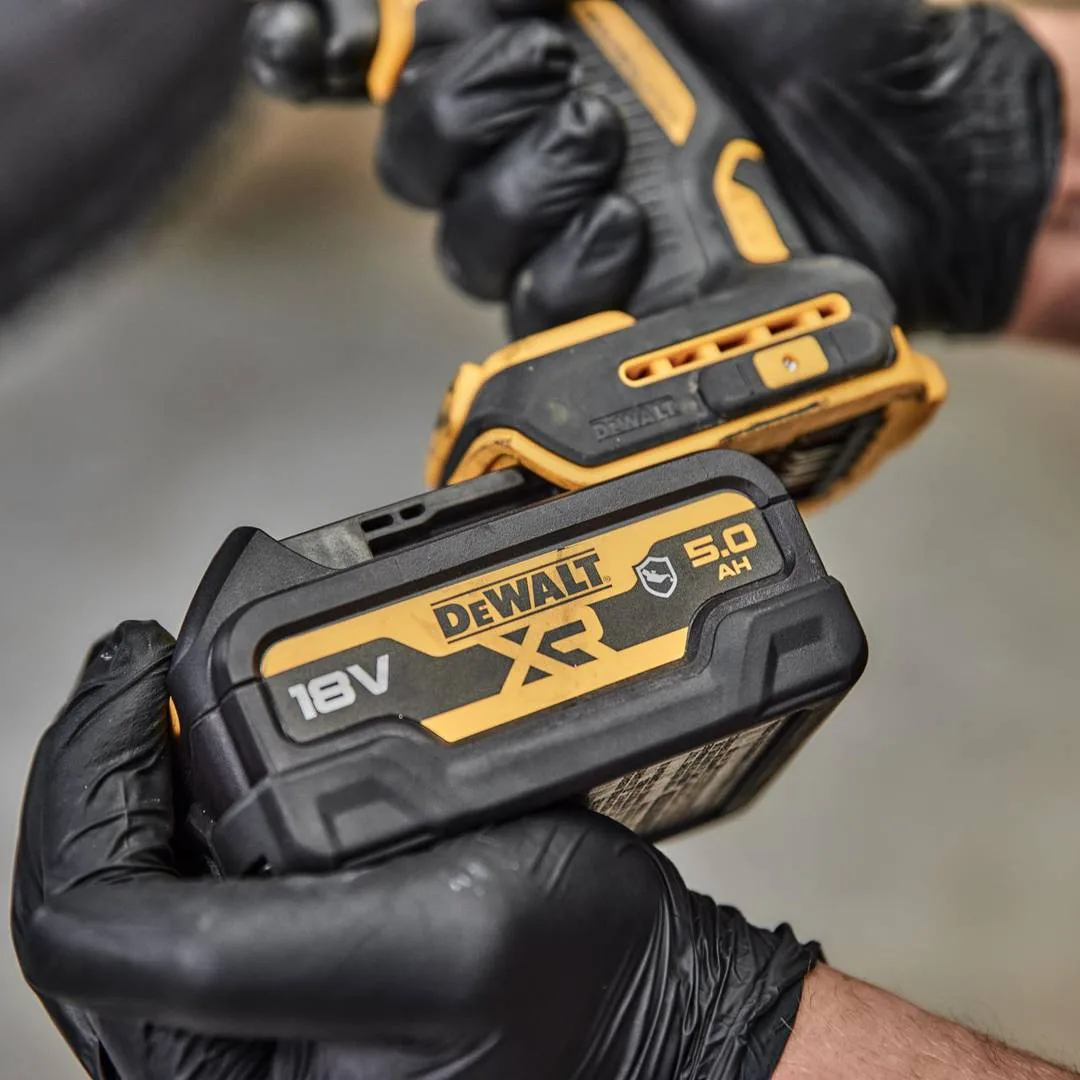 Акумулятор DeWalt 18В XR Li-ion GFN 5А·год, 0.72кг, з наповнювачем з скловолокна.