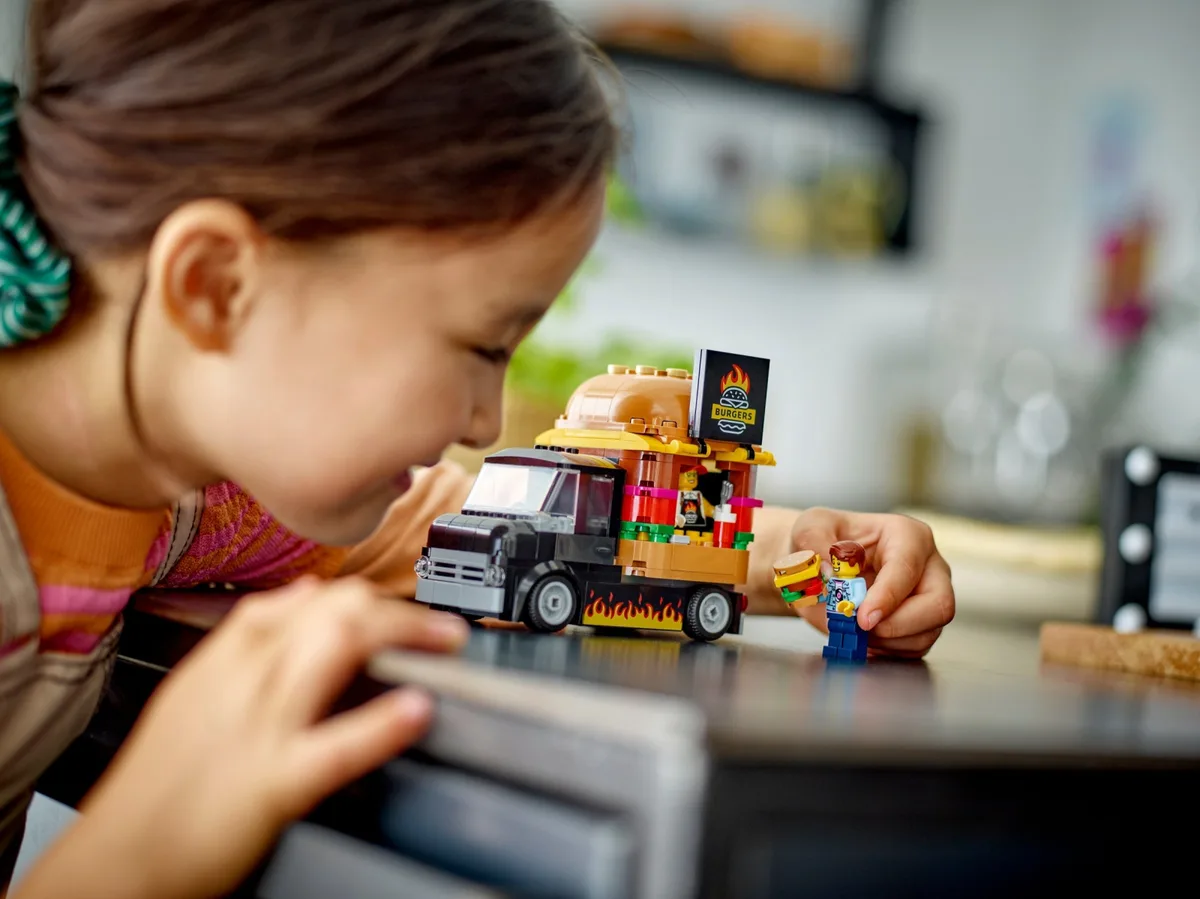 Конструктор LEGO City Вантажівка з гамбургерами