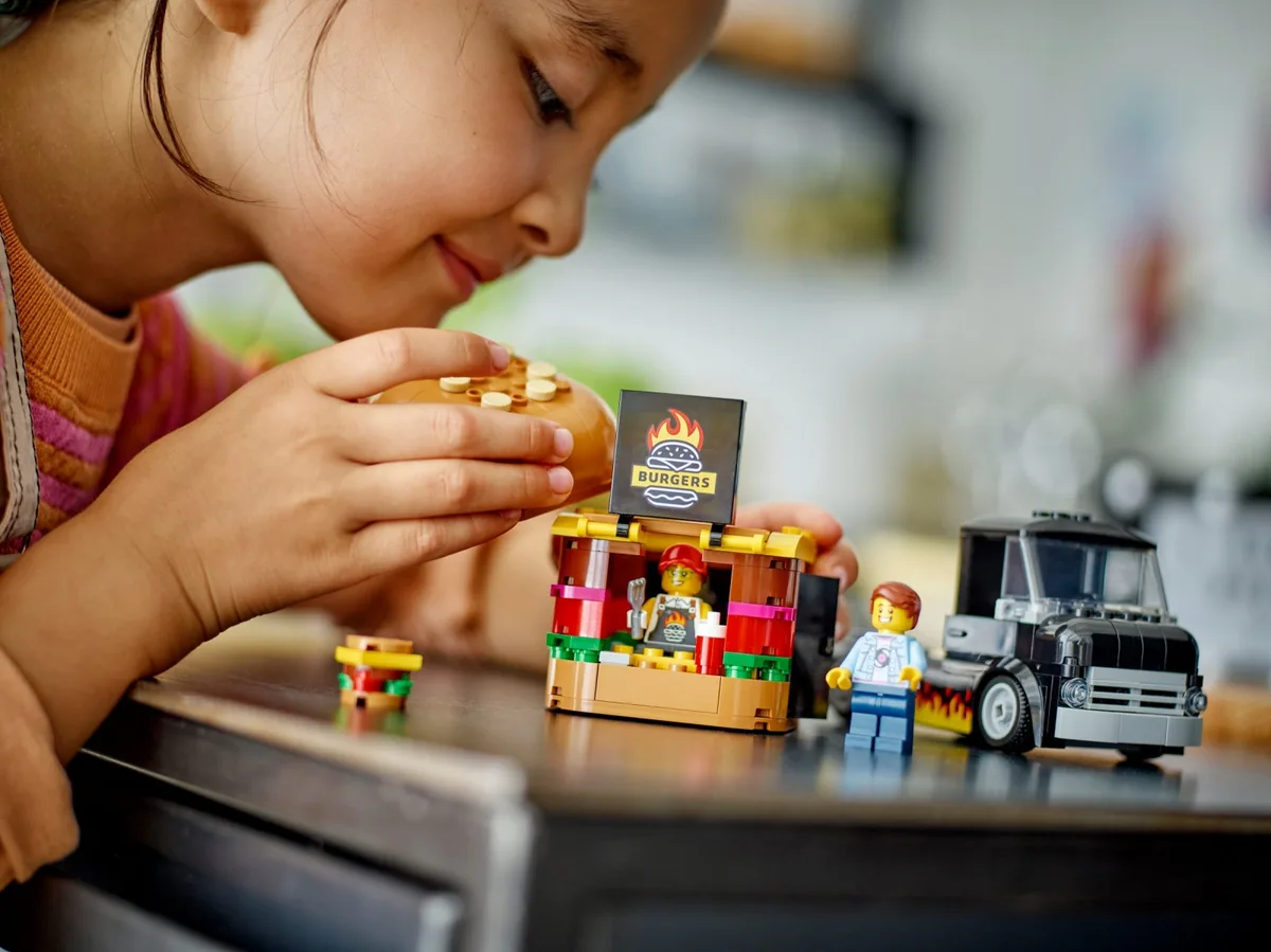 Конструктор LEGO City Вантажівка з гамбургерами