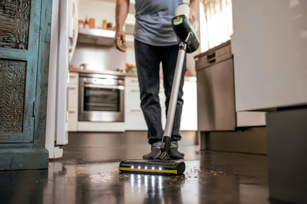 Безпровідний пилосос Karcher VC 6 CORDLESS OURFAMILY, об'єм контейнера - 0,8 л, автономна робота до 50 хв, вага - 2,5 кг, фільтр Н