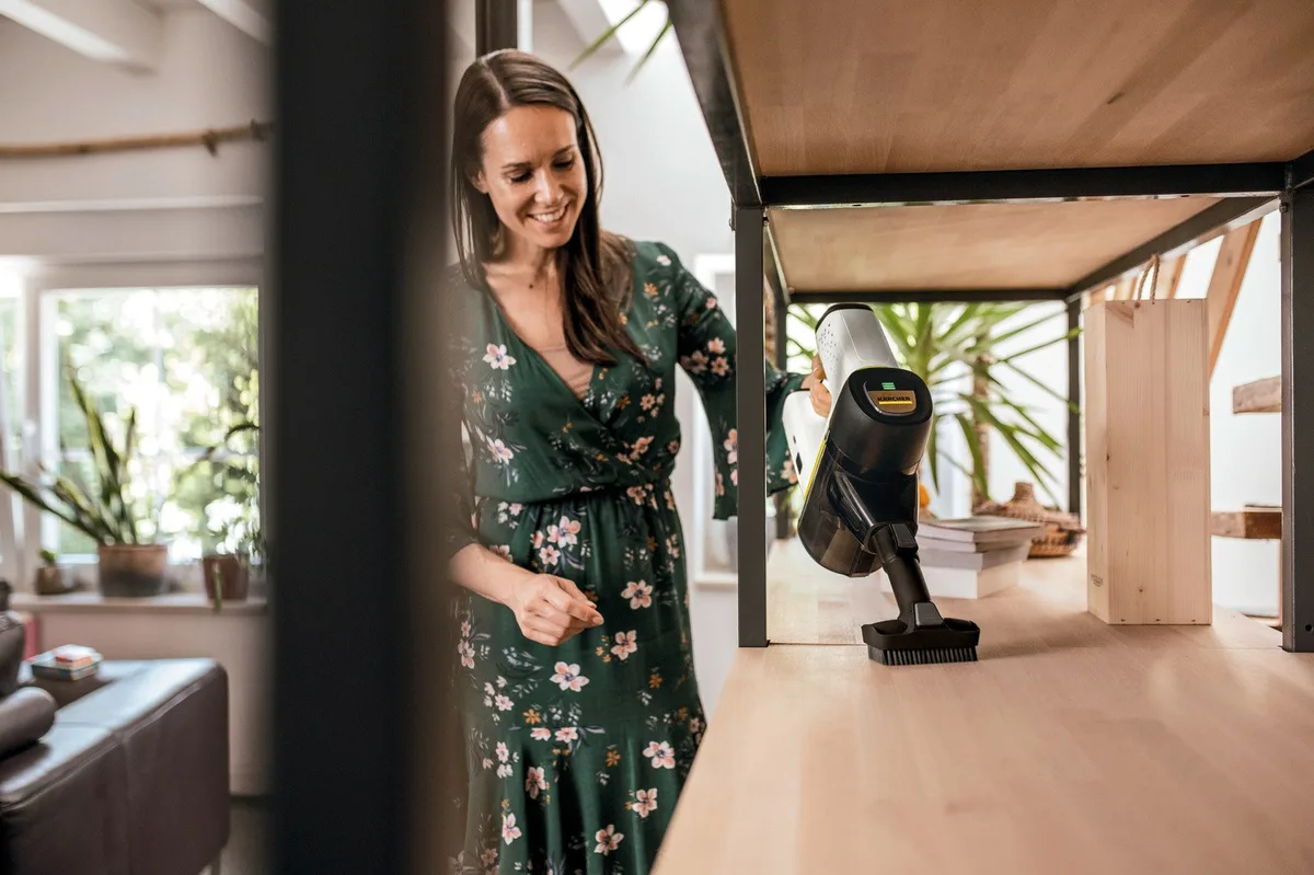 Безпровідний пилосос Karcher VC 6 CORDLESS OURFAMILY, об'єм контейнера - 0,8 л, автономна робота до 50 хв, вага - 2,5 кг, фільтр Н