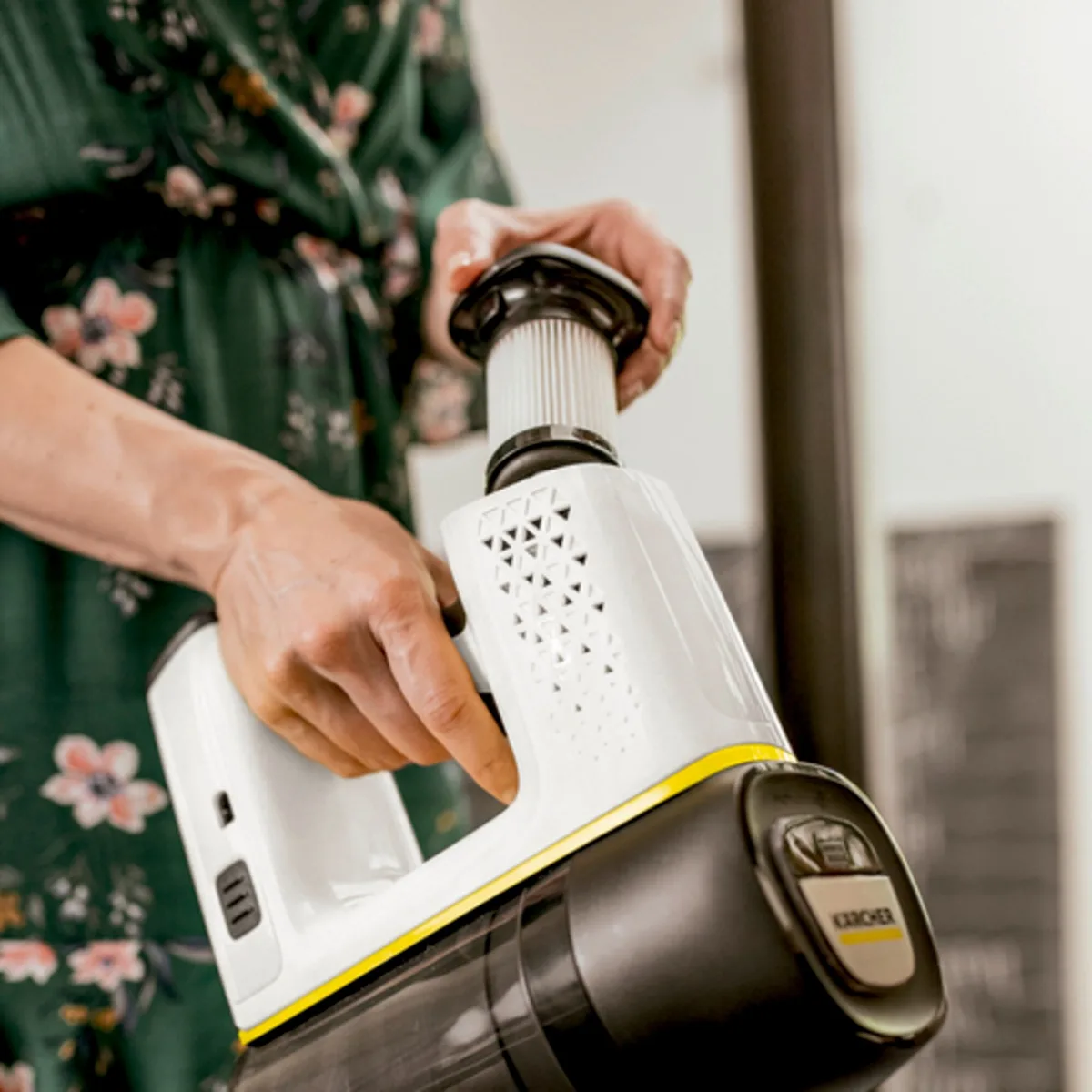 Безпровідний пилосос Karcher VC 6 CORDLESS OURFAMILY, об'єм контейнера - 0,8 л, автономна робота до 50 хв, вага - 2,5 кг, фільтр Н