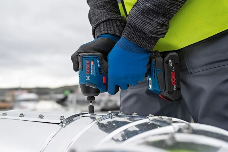 Аккумуляторный ударный гайковерт Bosch Professional GDR 18V-220 C, 18В, 2х5А·час, 215Нм, 0-3400об/мин, 1кг, с Bluetooth
