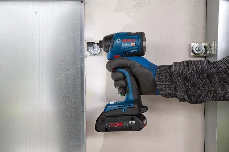 Аккумуляторный ударный гайковерт Bosch Professional GDR 18V-220 C, 18В, 2х5А·час, 215Нм, 0-3400об/мин, 1кг, с Bluetooth