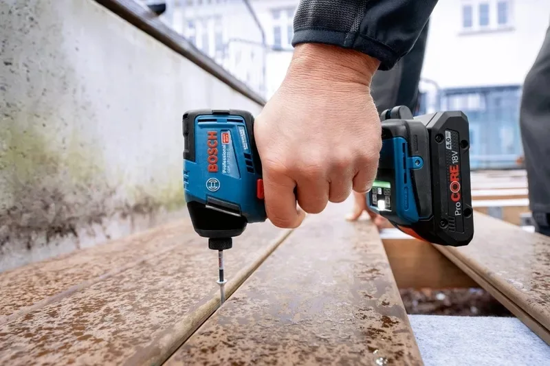 Аккумуляторный ударный гайковерт Bosch Professional GDR 18V-220 C, 18В, 2х5А·час, 215Нм, 0-3400об/мин, 1кг, с Bluetooth
