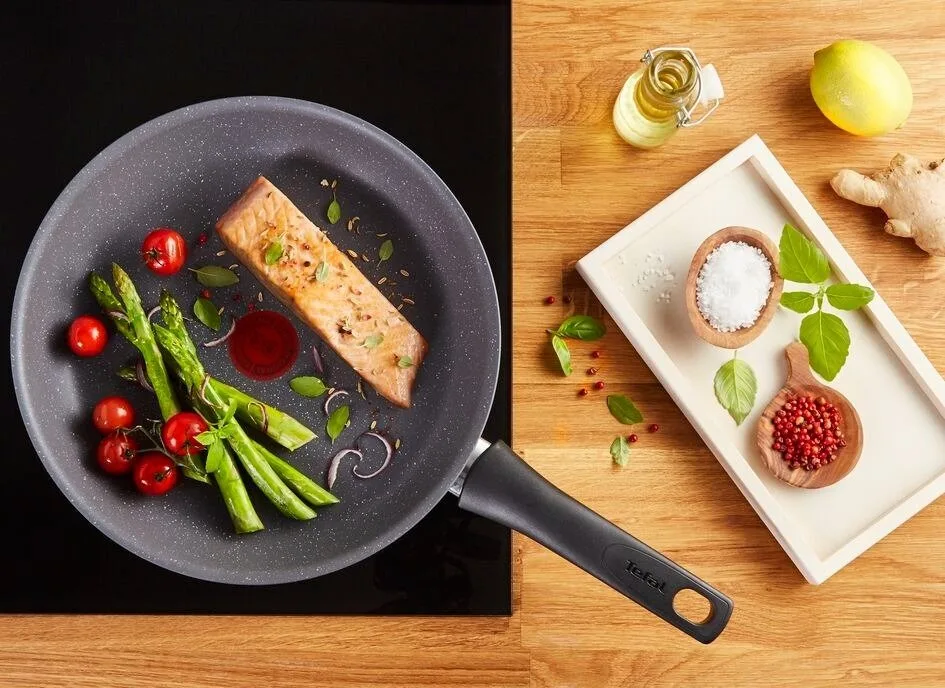 Сковорода Tefal Healthy Chef, 26 см, алюмінієва, з бакелітовою ручкою, сірого кольору.