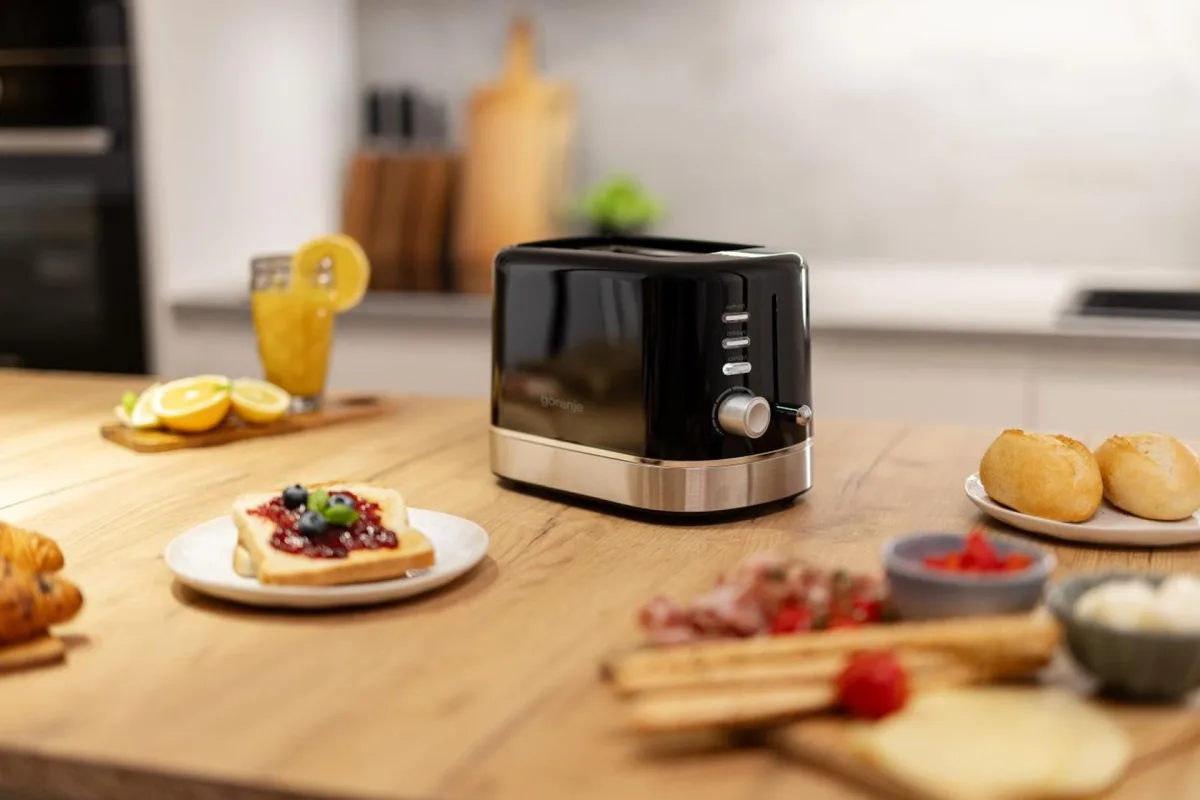 Тостер Gorenje 850 Вт з функціями підігріву та розморожування, пластиковий корпус, чорний колір.