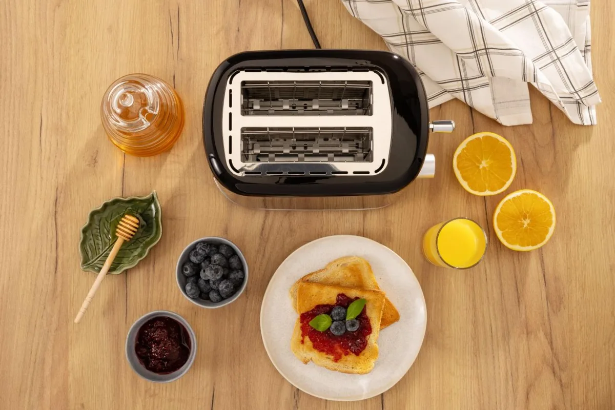 Тостер Gorenje 850 Вт з функціями підігріву та розморожування, пластиковий корпус, чорний колір.