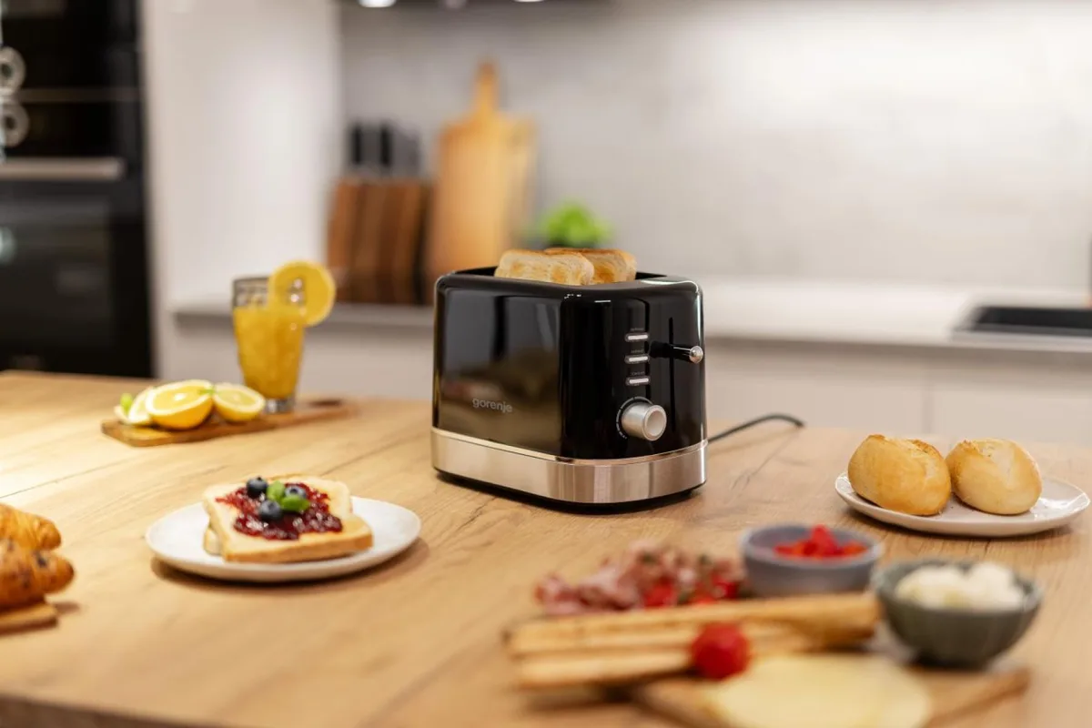 Тостер Gorenje 850 Вт з функціями підігріву та розморожування, пластиковий корпус, чорний колір.