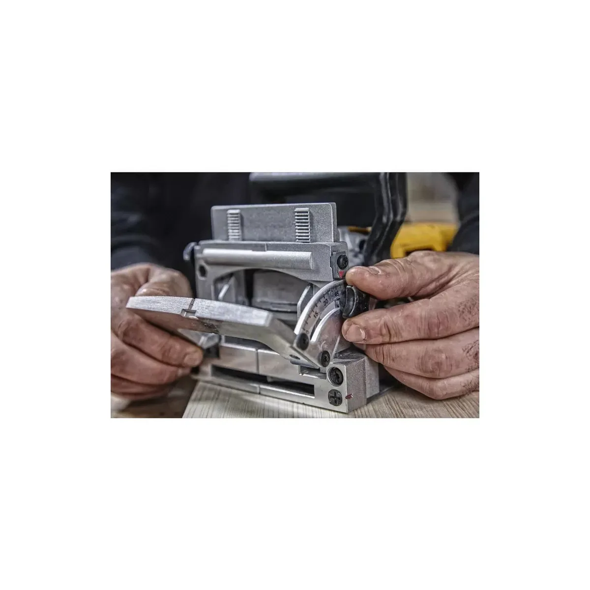 Фрезер ламельный DeWalt 600Вт 10000об/мин 100мм для столярки и мебели легкий фрезер 3кг
