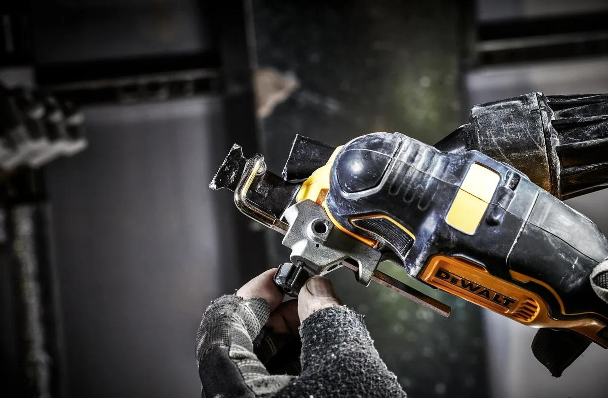 Акумуляторний універсальний інструмент DeWalt XR Li-ion 18В 20000 об/хв у кейсі 1.1 кг без акумулятора та зарядного пристрою.