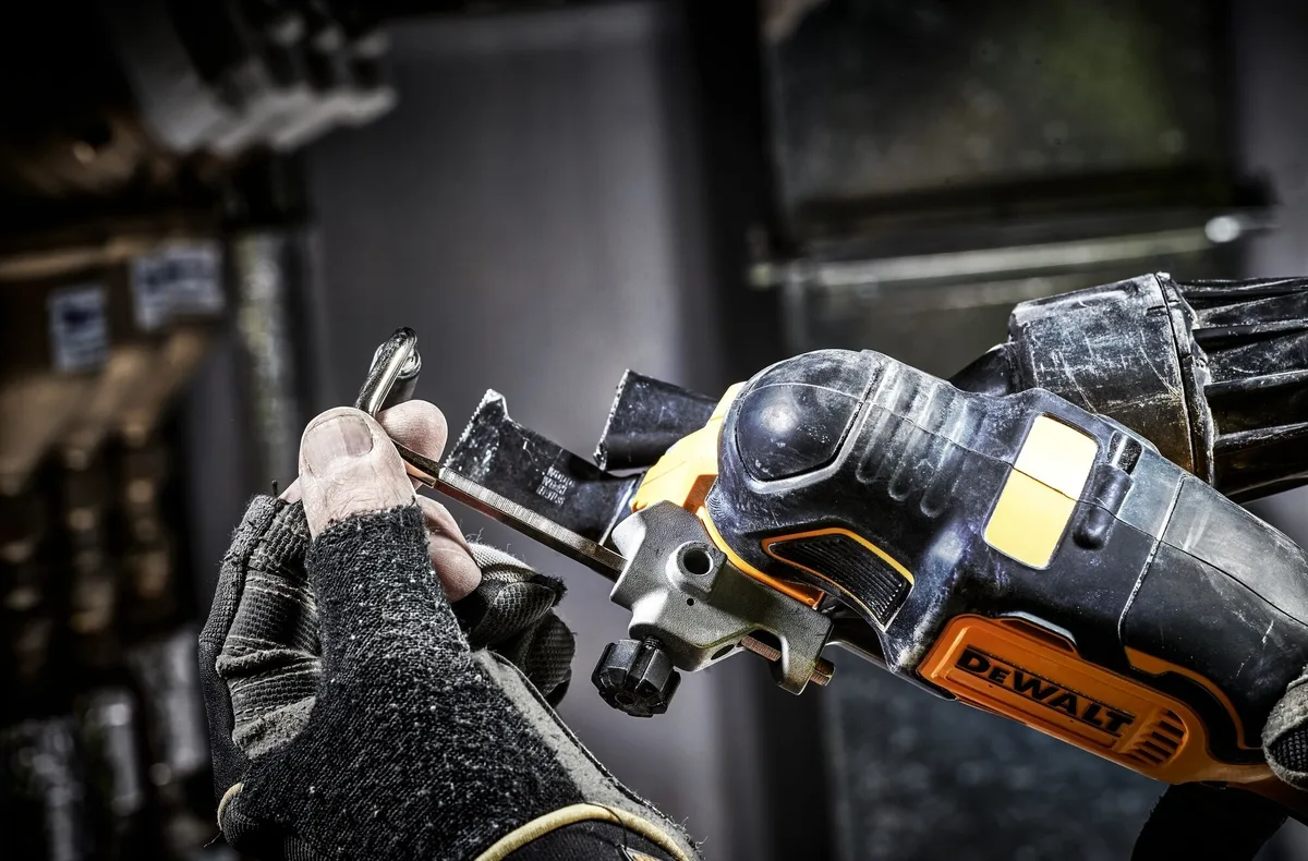 Акумуляторний універсальний інструмент DeWalt XR Li-ion 18В 20000 об/хв у кейсі 1.1 кг без акумулятора та зарядного пристрою.