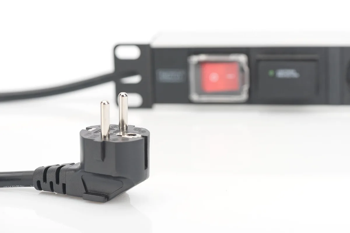 Устройство распределения электроэнергии DIGITUS 1U, 7xSchuko, 16A, 250V, выключатель, SPD, вилка Schuko.