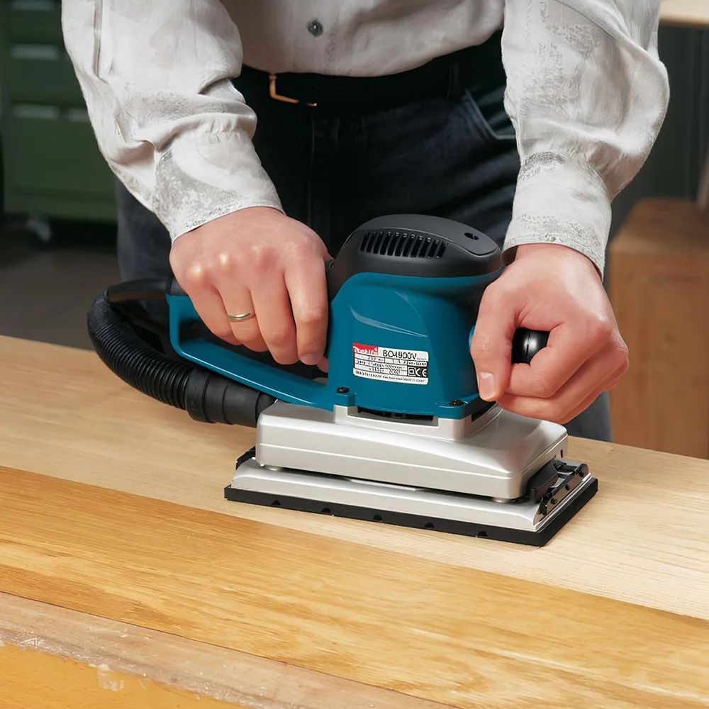 Вибрационная шлифмашина Makita 330Вт 115x229мм для обработки поверхностей с пылесборником для домашнего использования.