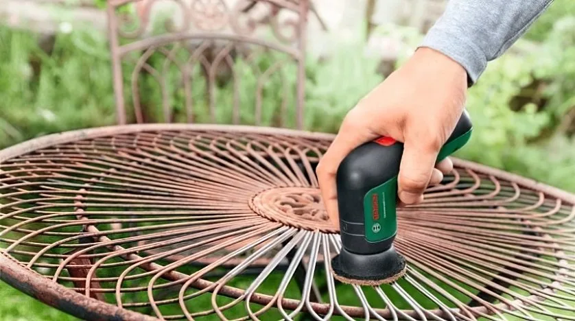 Універсальна щітка Bosch UniversalBrush 3.6В з акумулятором 1.5А·год.