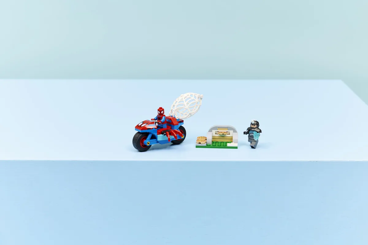 Конструктор LEGO Spidey Павук на мотоциклі проти Носорога