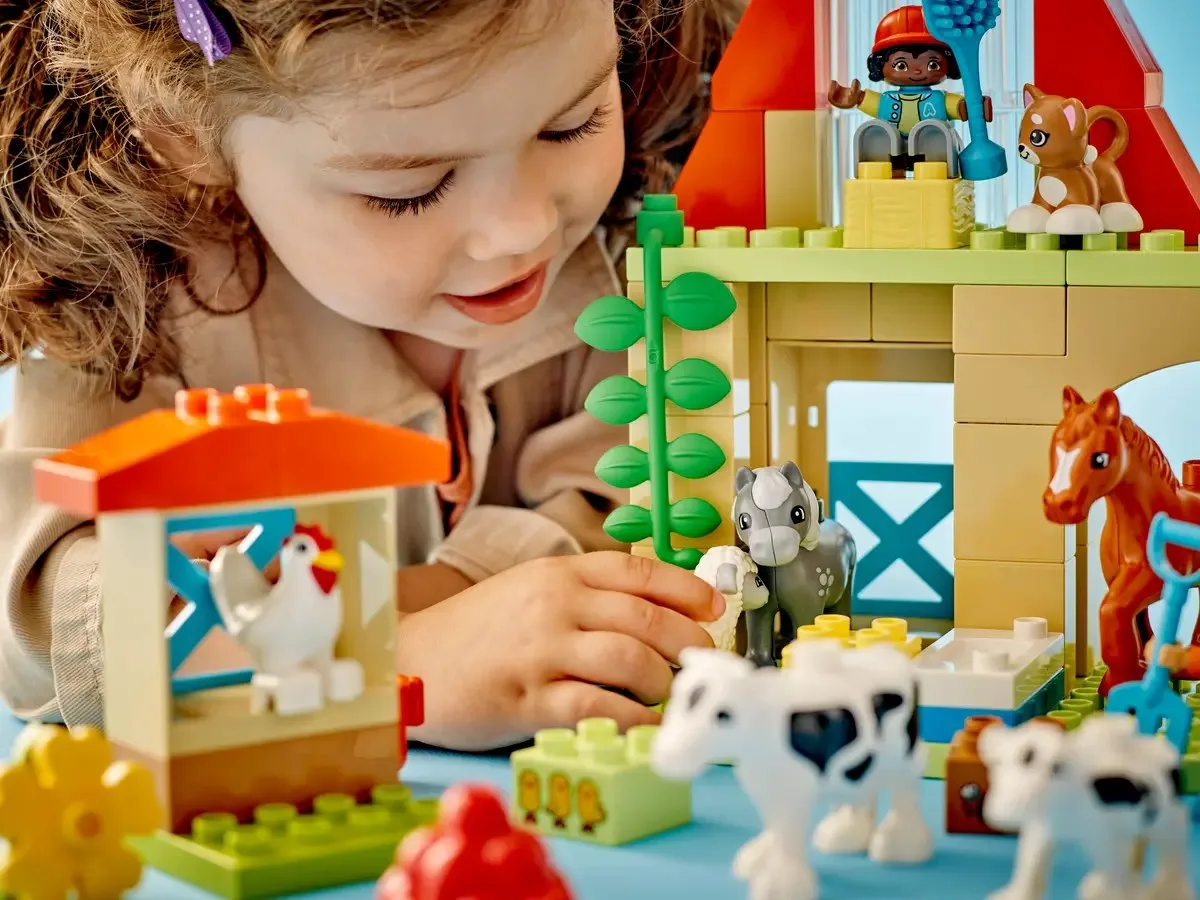 Конструктор LEGO DUPLO Уход за животными на ферме пластик 8 фигурок для детей от 2 лет