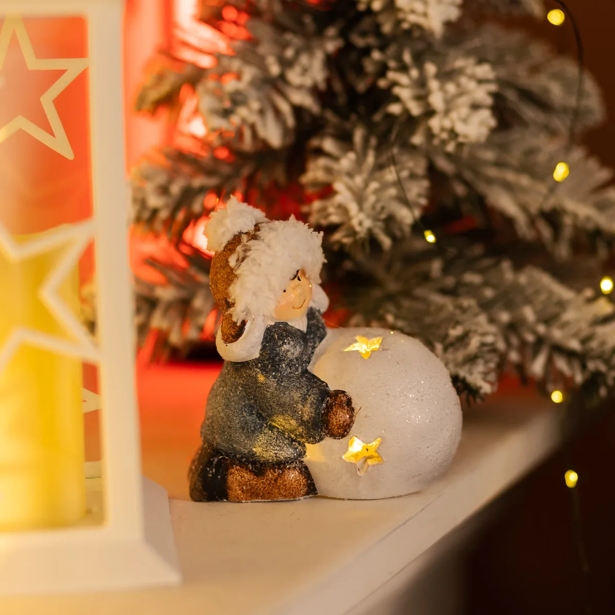 Новорічна фігурка Дівчинка зі сніговою кулею порцеляна 11х7х12 см з підсвіткою