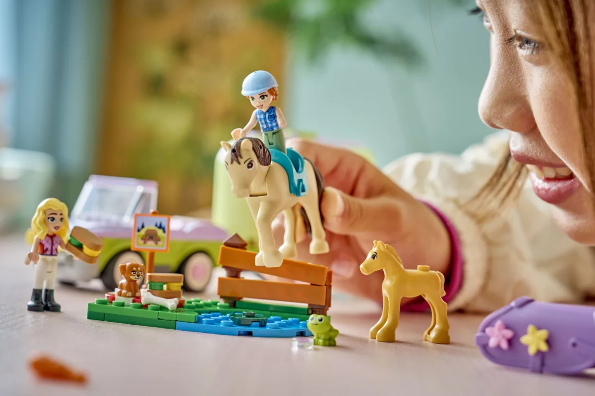 Конструктор LEGO Friends Причіп для коня й лошати