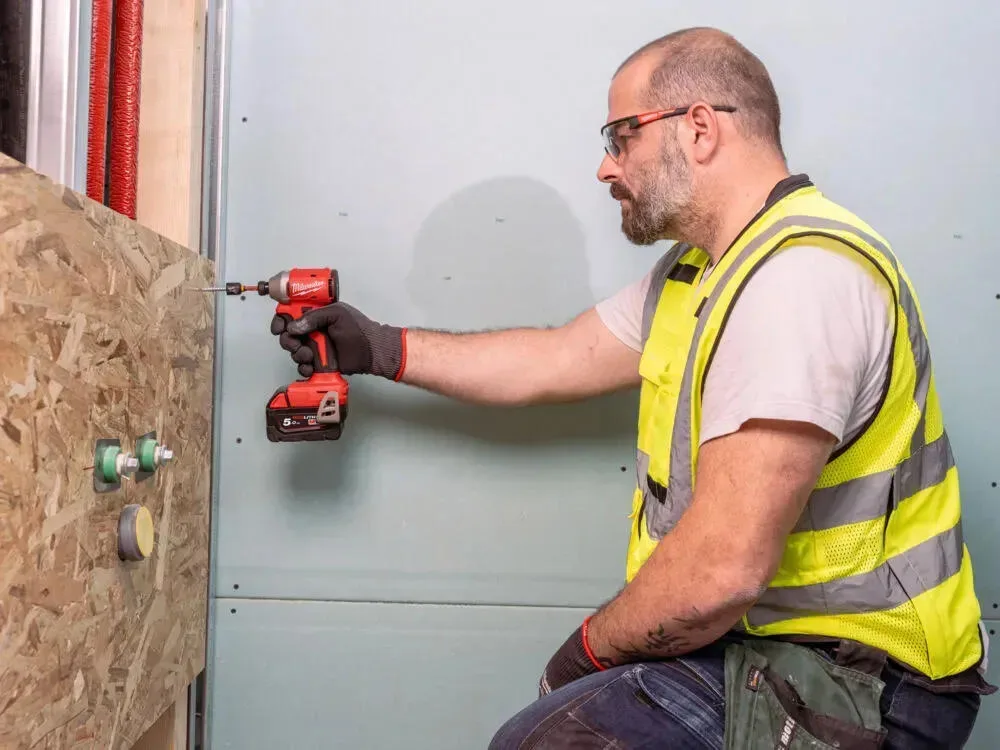 Аккумуляторный ударный винт Milwaukee M18 BLIDRC-402C 18В с АКБ 2х4А·час, моментом 190Нм и скоростью 0-3600 об/мин, в комплекте с зарядным устройством M12-18C и кейсом