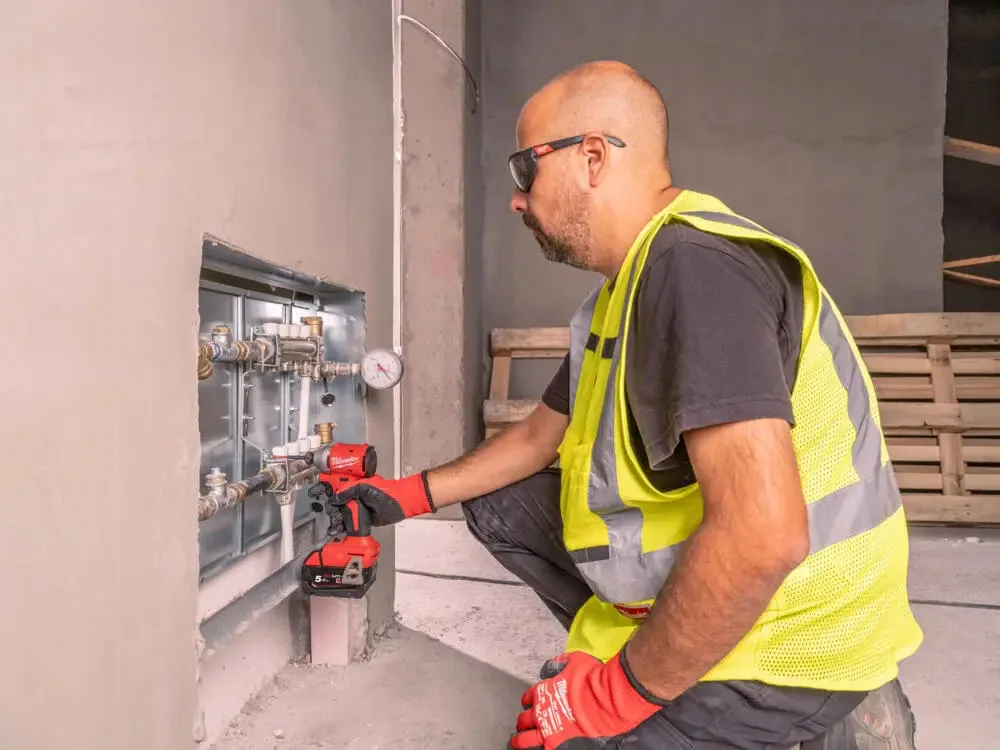 Аккумуляторный ударный винт Milwaukee M18 BLIDRC-402C 18В с АКБ 2х4А·час, моментом 190Нм и скоростью 0-3600 об/мин, в комплекте с зарядным устройством M12-18C и кейсом