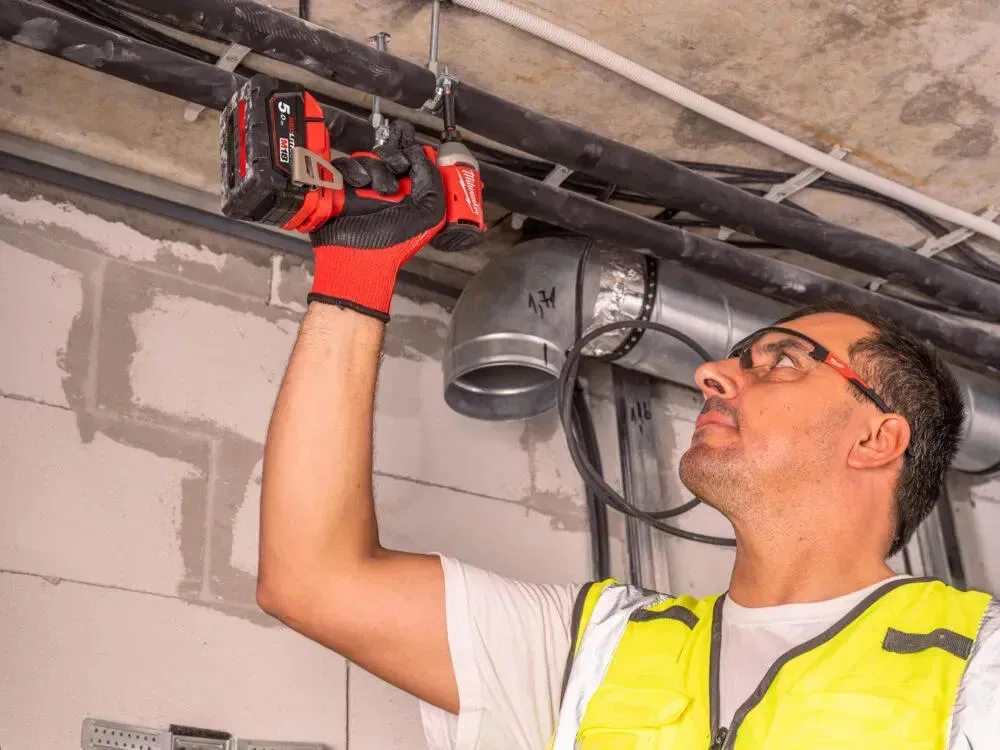 Аккумуляторный ударный винт Milwaukee M18 BLIDRC-402C 18В с АКБ 2х4А·час, моментом 190Нм и скоростью 0-3600 об/мин, в комплекте с зарядным устройством M12-18C и кейсом
