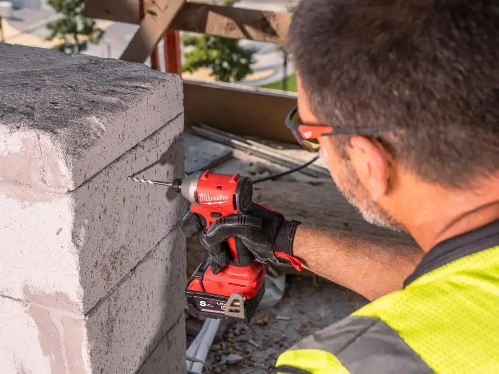 Аккумуляторный ударный винт Milwaukee M18 BLIDRC-402C 18В с АКБ 2х4А·час, моментом 190Нм и скоростью 0-3600 об/мин, в комплекте с зарядным устройством M12-18C и кейсом