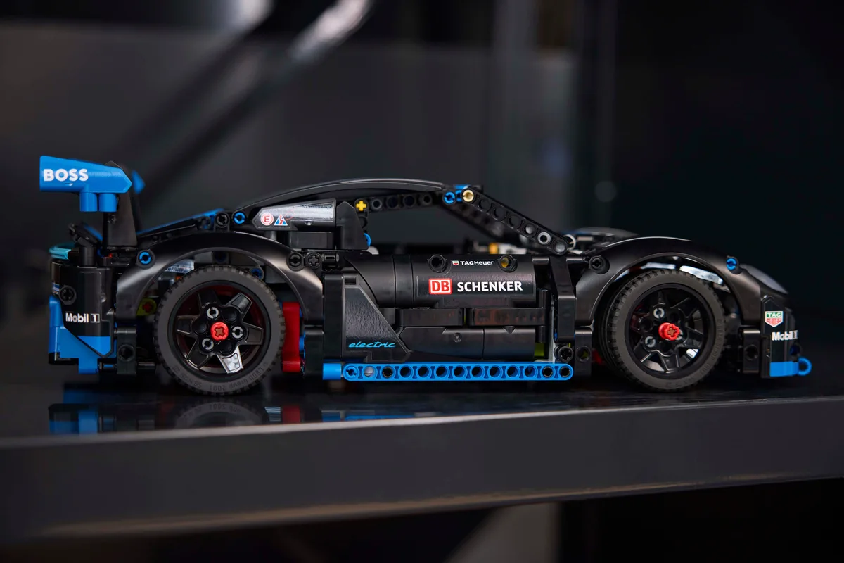 Конструктор LEGO Technic 42176 Автомобіль для перегонів матеріал пластик різнокольоровий