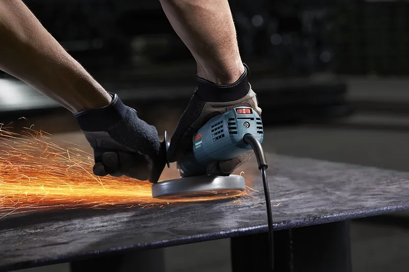 Кутова шліфувальна машина Bosch Professional GWS 9-125 S, 125 мм, 900 Вт, 2800-11000 об/хв, вага 1.9 кг.