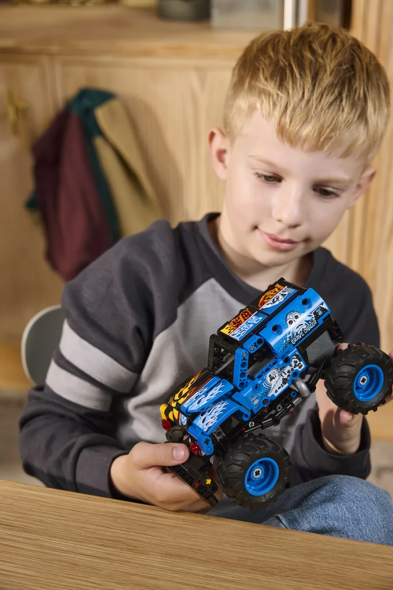 Конструктор LEGO Technic  Monster Jam™ Grave Digger™ Вогонь і лід