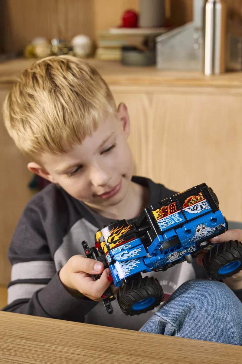 Конструктор LEGO Technic  Monster Jam™ Grave Digger™ Вогонь і лід