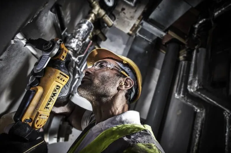 Универсальный электрический инструмент DeWalt 300Вт 0-22000 об/мин 15кг