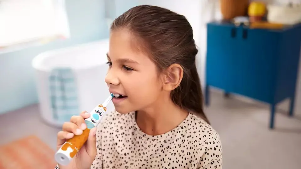 Електрична зубна щітка Philips Sonicare для дітей, 1 насадка, 2 набори наклейок, біла.