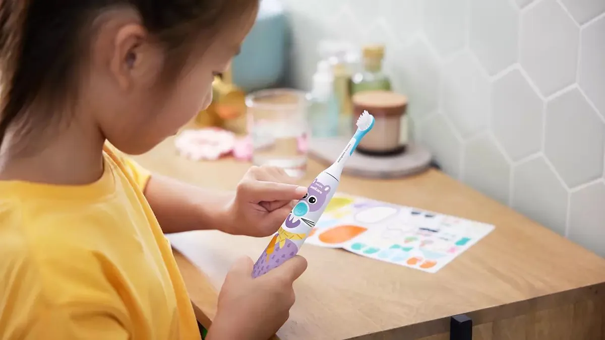 Електрична зубна щітка Philips Sonicare для дітей, 1 насадка, 2 набори наклейок, біла.