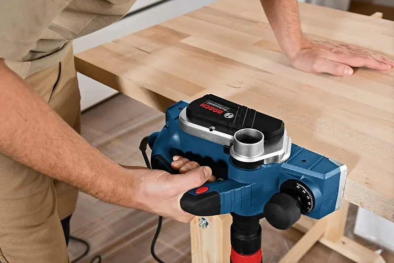 Електричний рубанок Bosch Professional GHO 26-82 D, потужність 710 Вт, ширина стругання 82 мм, глибина обробки до 2.6 мм, вага 2.6