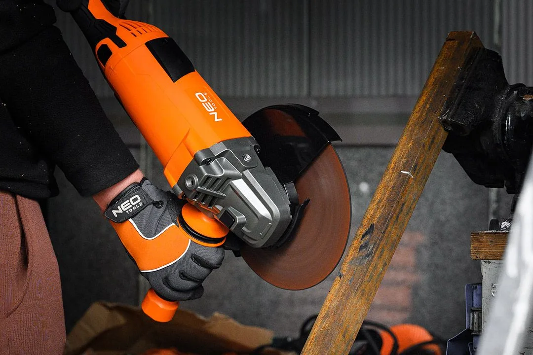 Кутова шліфувальна машина Neo Tools 230 мм, 3000 Вт, 6600 об/хв, 5.6 кг.