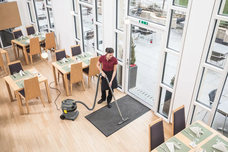 Професійний пилосос Karcher NT 22/1 Ap, потужність 1300 Вт, тиск 249 мБар, об'єм контейнера 22 л, вага 6.1 кг.