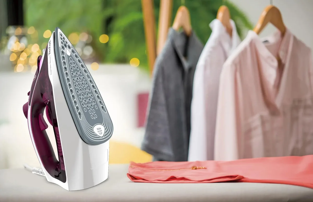 Праска Tefal Express Steam, 2400 Вт, об'єм резервуара 270 мл, паровий удар до 160 г/хв, постійна подача пари 30 г/хв, керамічна пі