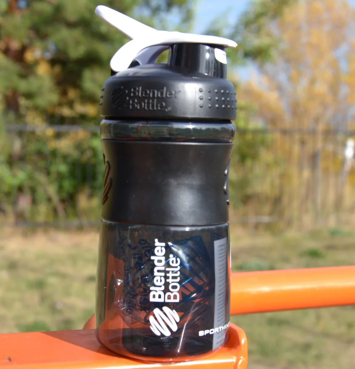 Шейкер спортивний BlenderBottle Tritan 590 мл Чорний/Білий