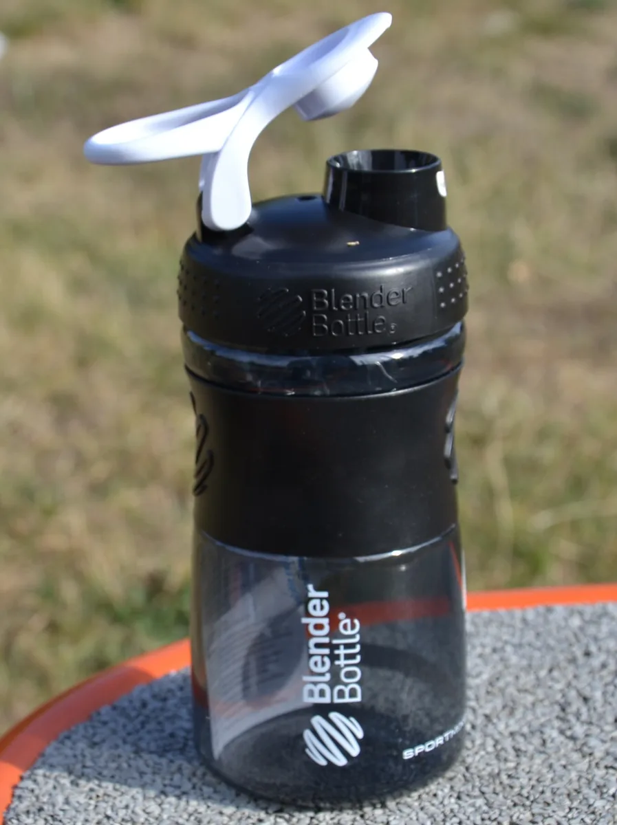 Шейкер спортивний BlenderBottle Tritan 590 мл Чорний/Білий