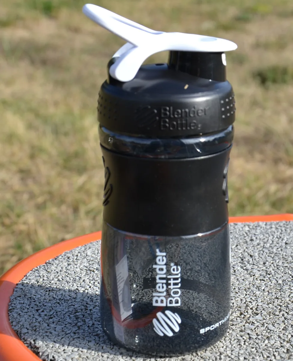 Шейкер спортивний BlenderBottle Tritan 590 мл Чорний/Білий