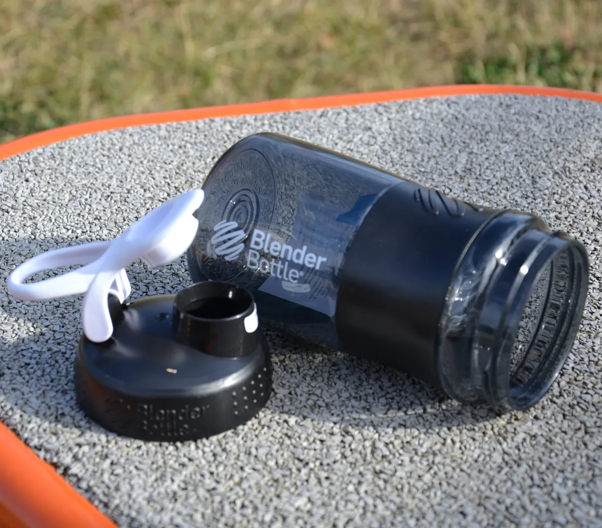 Шейкер спортивний BlenderBottle Tritan 590 мл Чорний/Білий