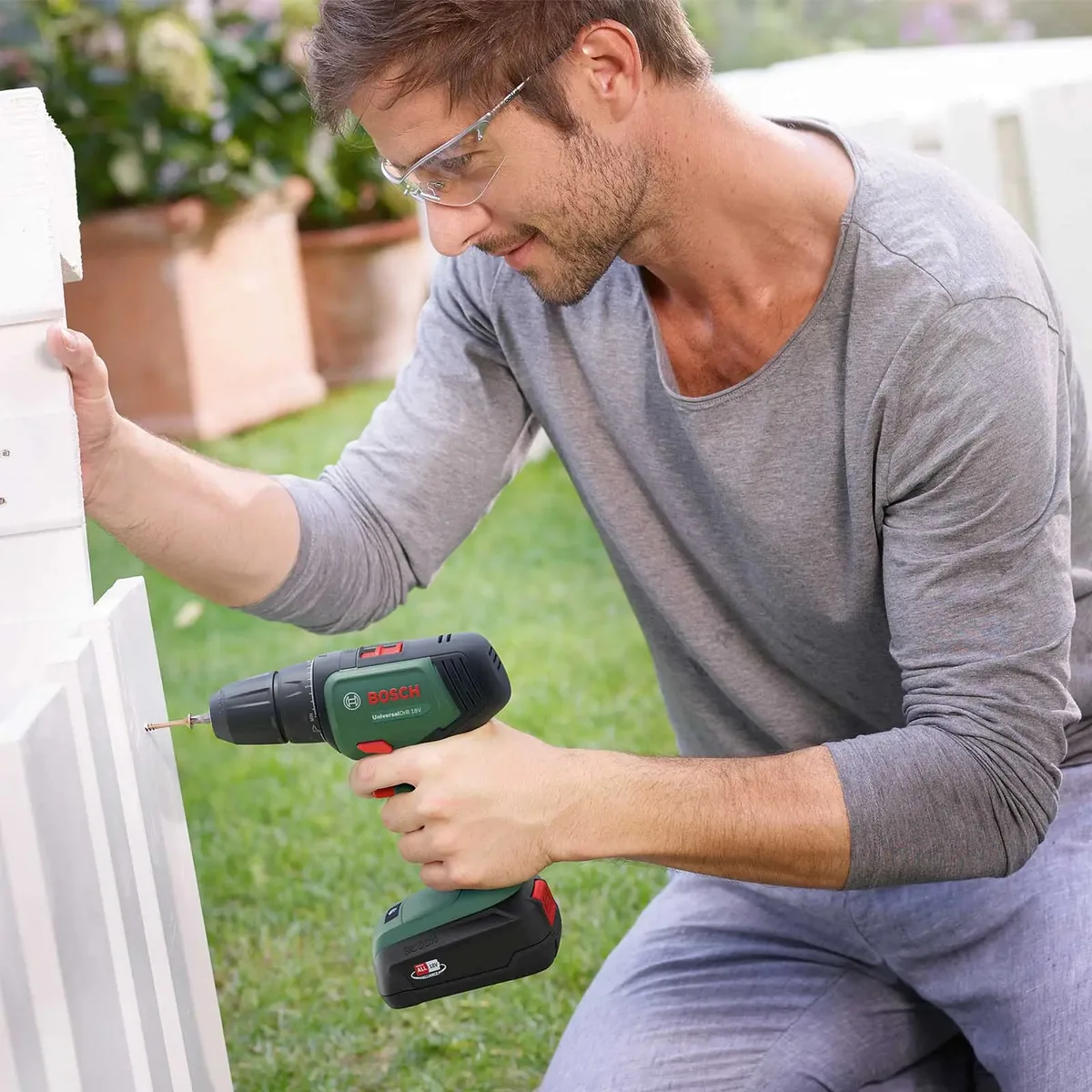 Акумуляторний шурупокрут-дриль Bosch UniversalDrill 18В, 2 батареї по 1.5Ач, 40Нм, 440/1450 об/хв, в кейсі, вага 1.2 кг.